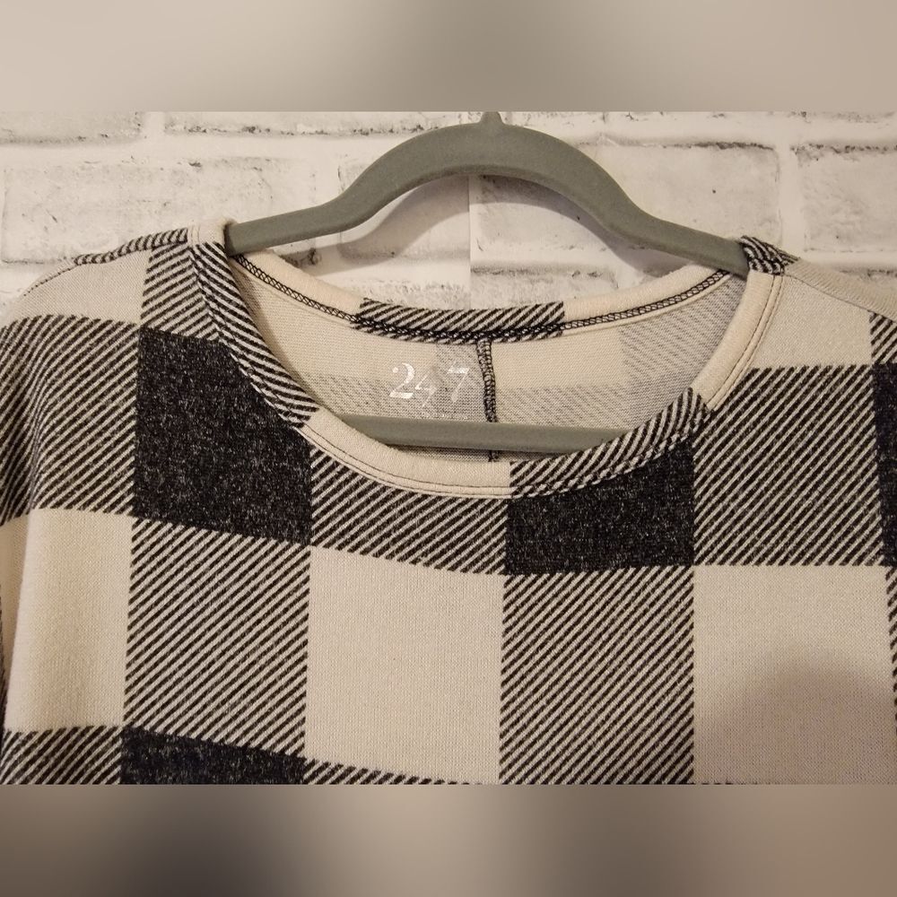 Maurices 24/7 brand. Black and White with bat wing 3/4 sleeve sweater. Size M - Picture 3 of 7